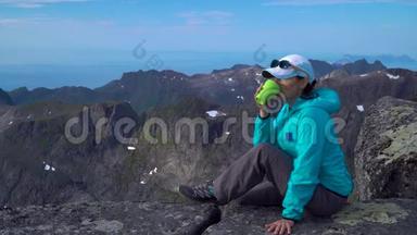 一个女孩正在山顶上喝茶